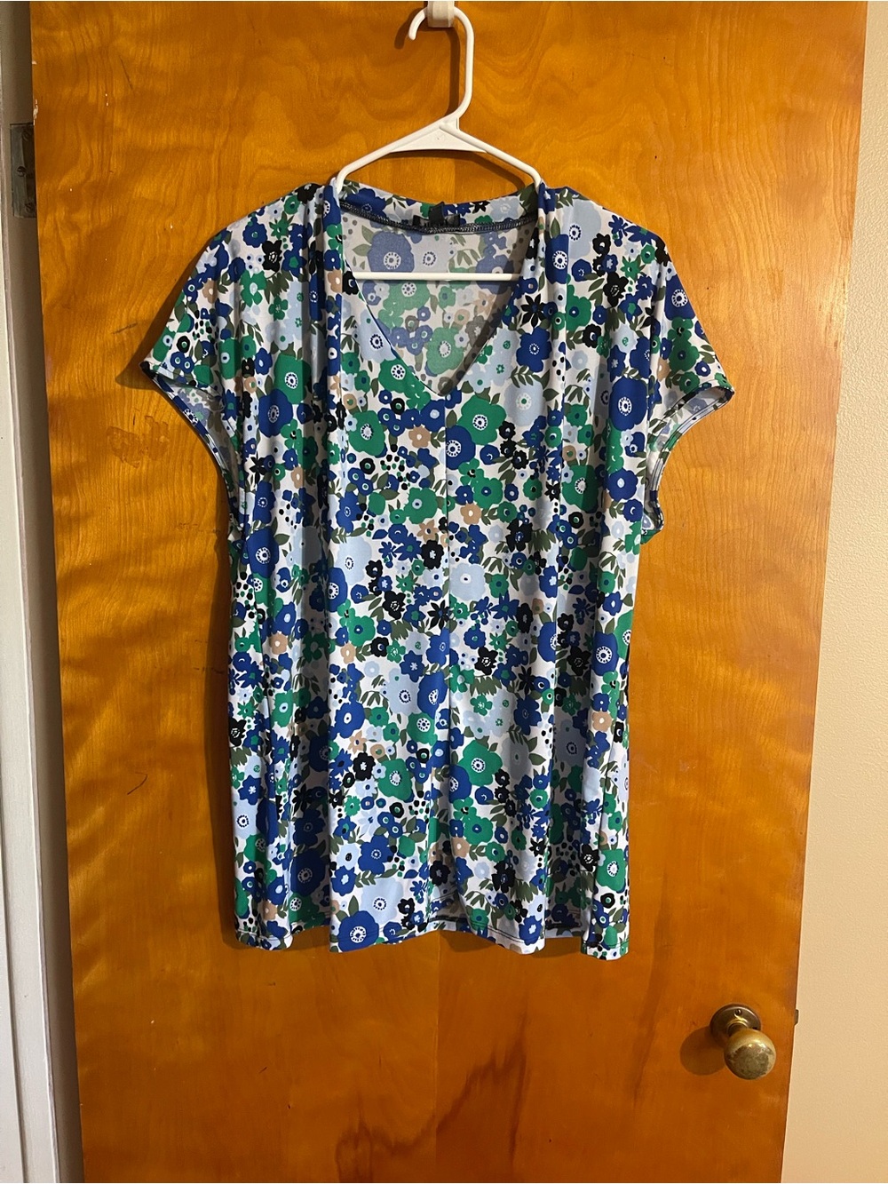 Jones New York Blue & Green Floral V-Neck Tee